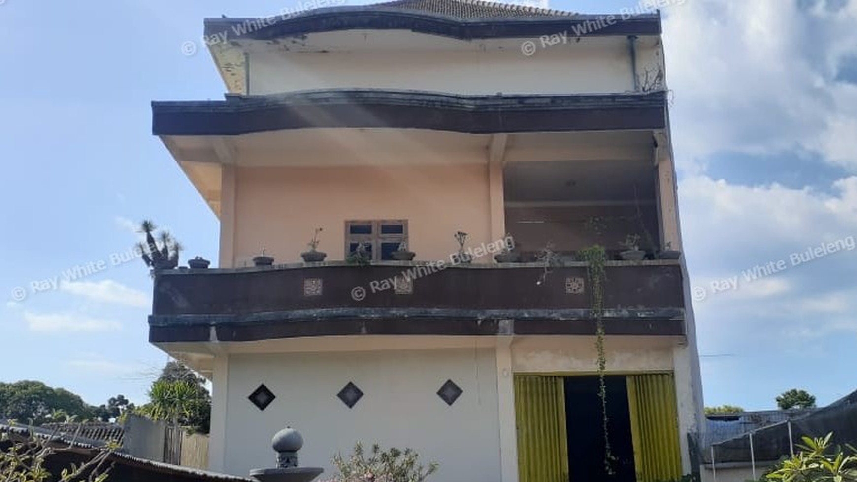 HUGE SHOPHOUSE IN SINGARAJA