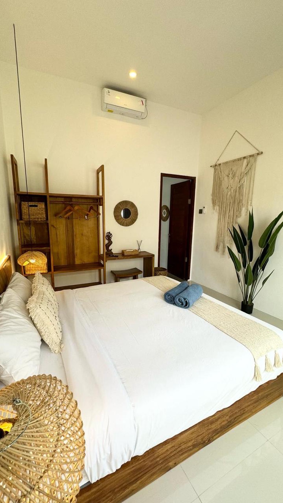 WALKING DISTANCE to the Beach! Villa for Lease in Pantai Munggu