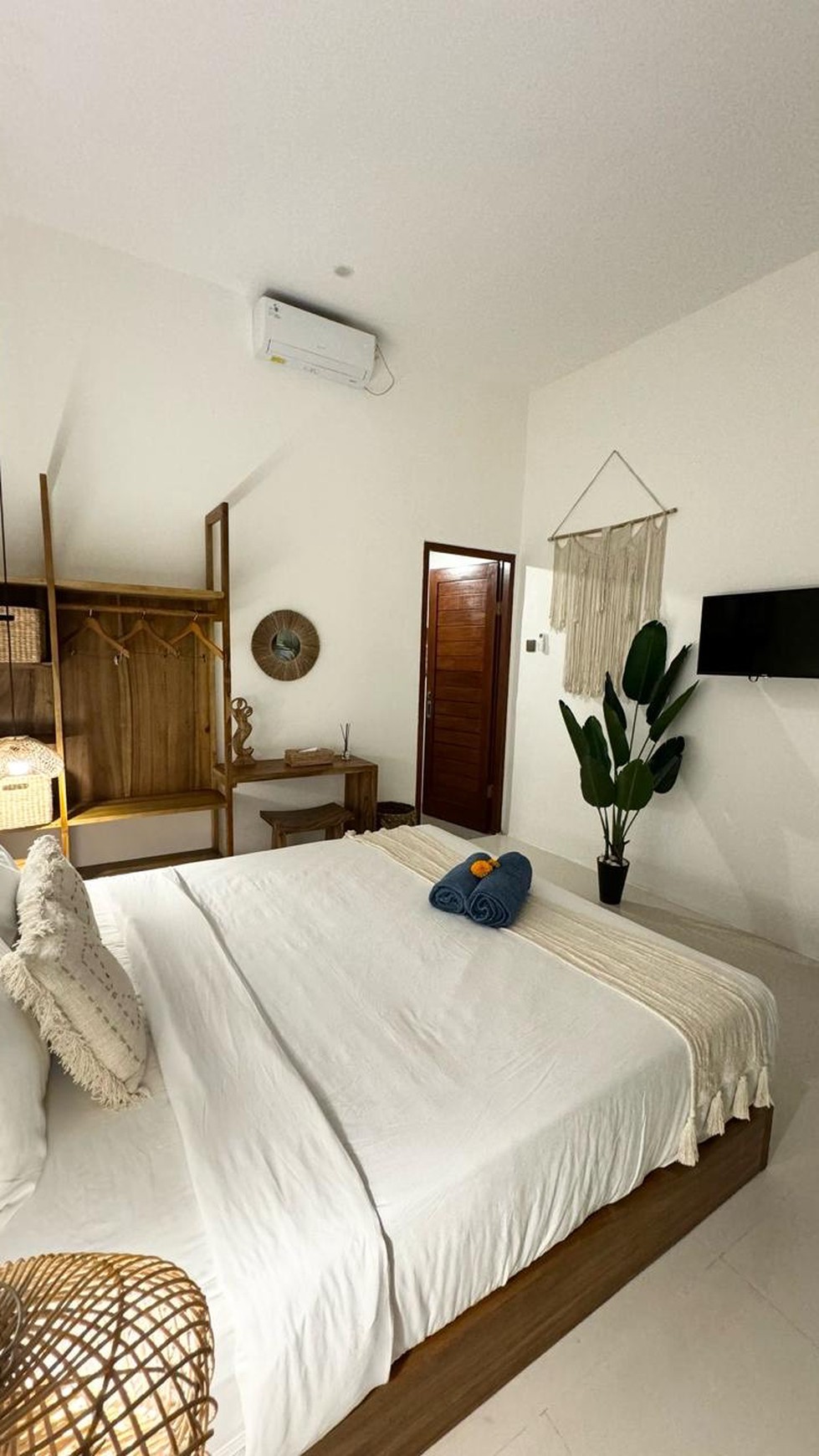 WALKING DISTANCE to the Beach! Villa for Lease in Pantai Munggu