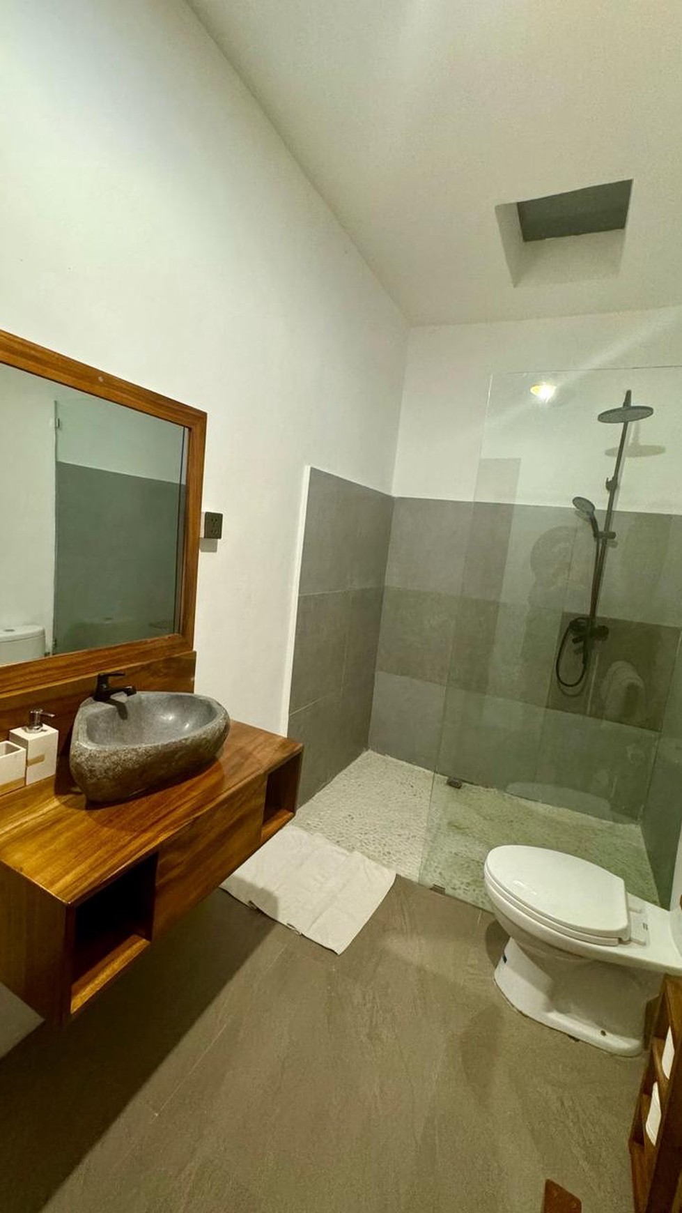 WALKING DISTANCE to the Beach! Villa for Lease in Pantai Munggu