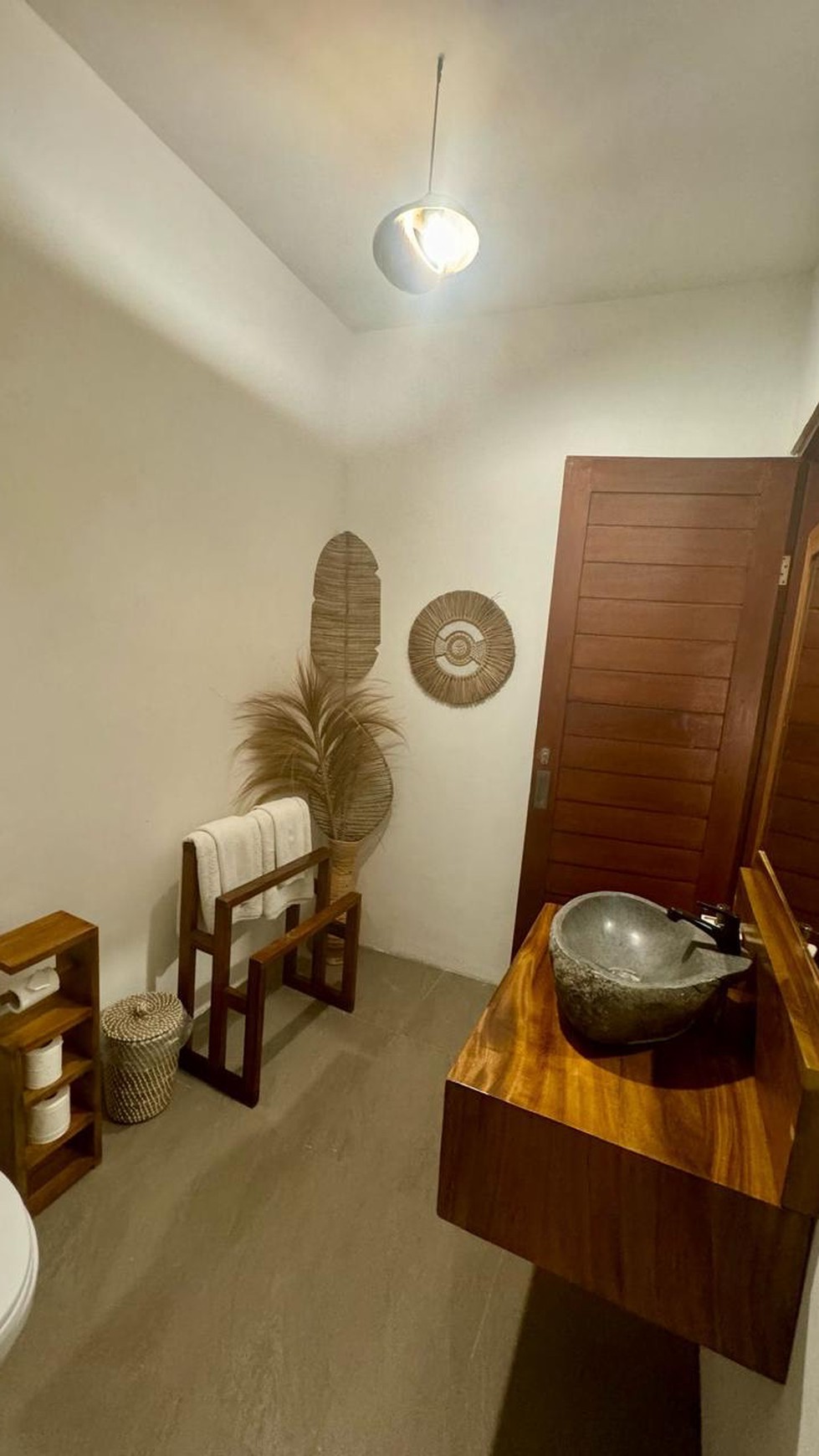 WALKING DISTANCE to the Beach! Villa for Lease in Pantai Munggu