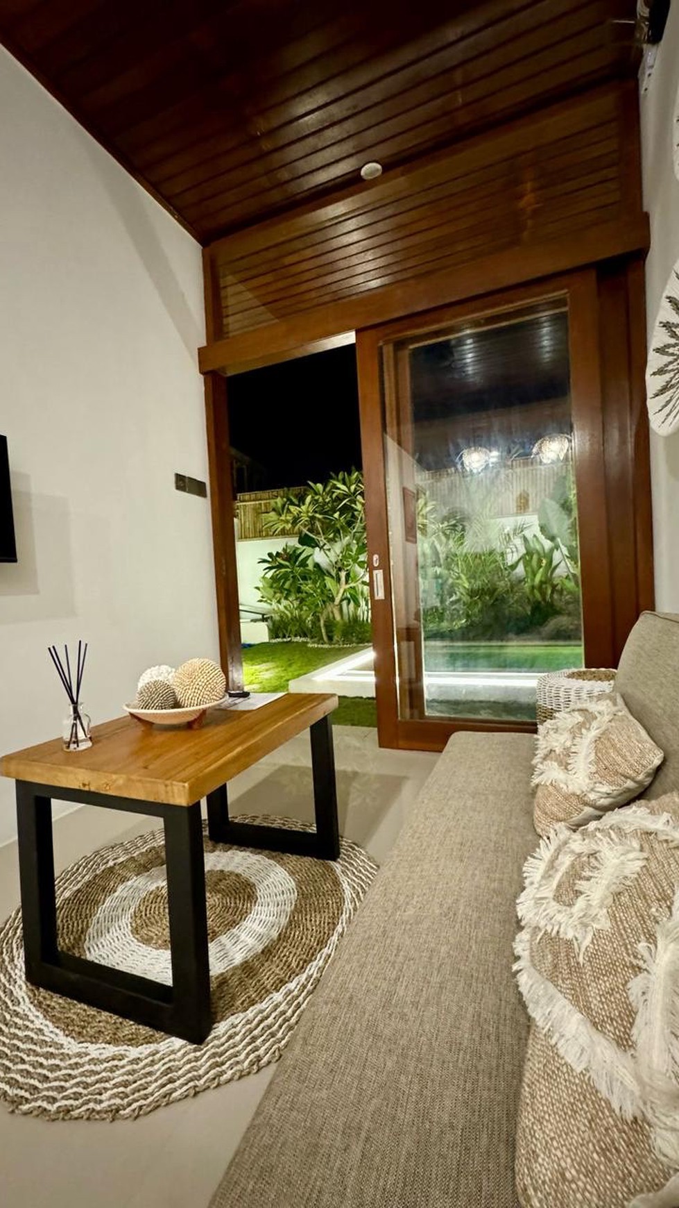 WALKING DISTANCE to the Beach! Villa for Lease in Pantai Munggu