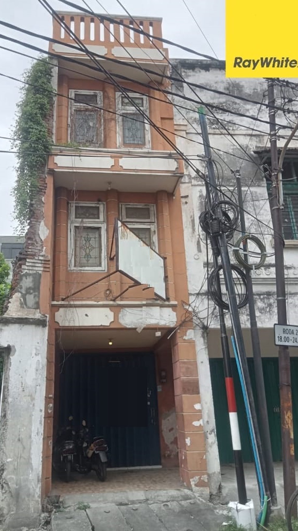 Disewakan Ruko 3 lantai di Jl Samudra Surabaya