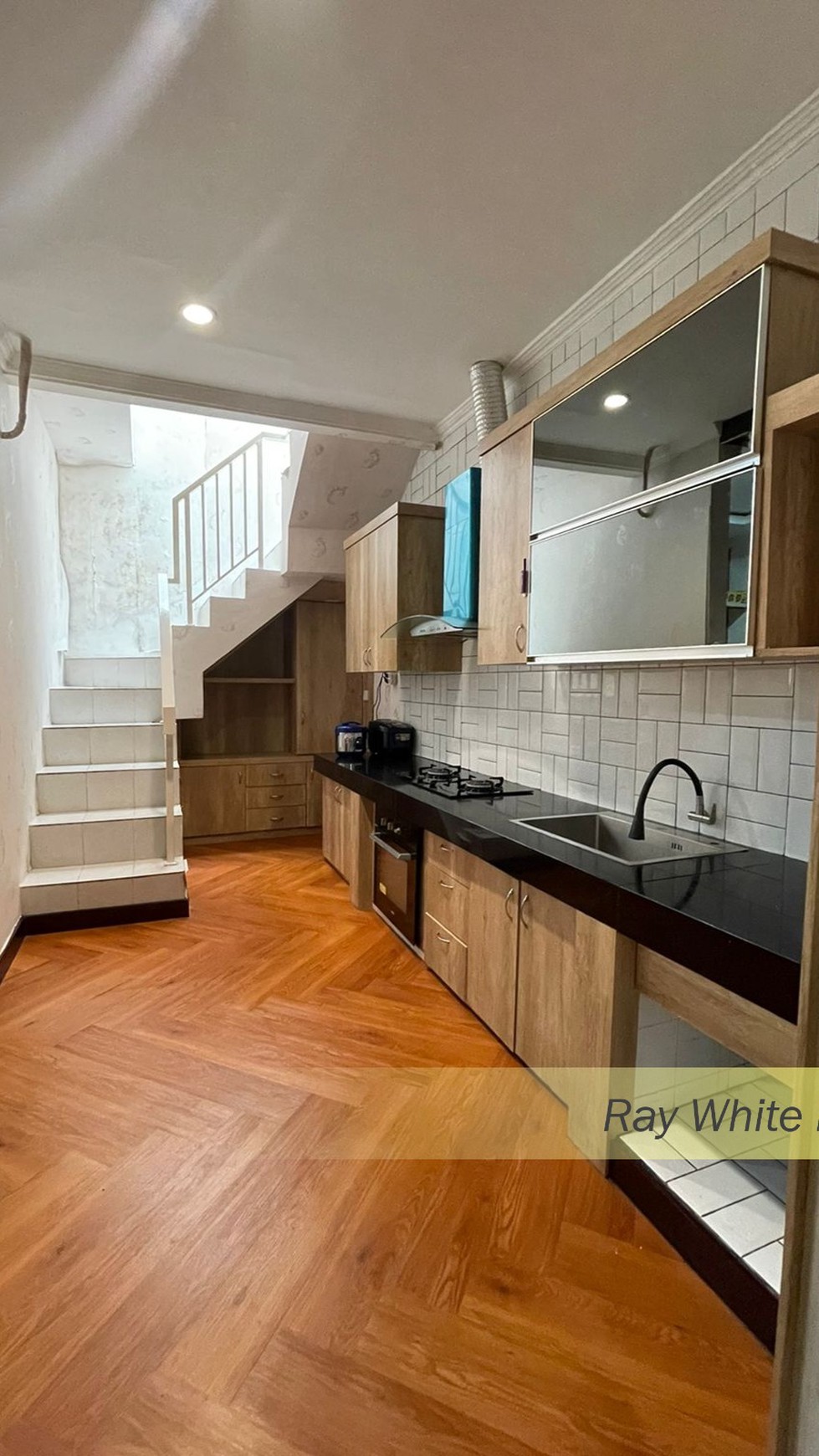 RUMAH CANTIK SEMIFURNISH DI DISCOVERY BINTARO JAYA SEKTOR 9, TANGERANG SELATAN