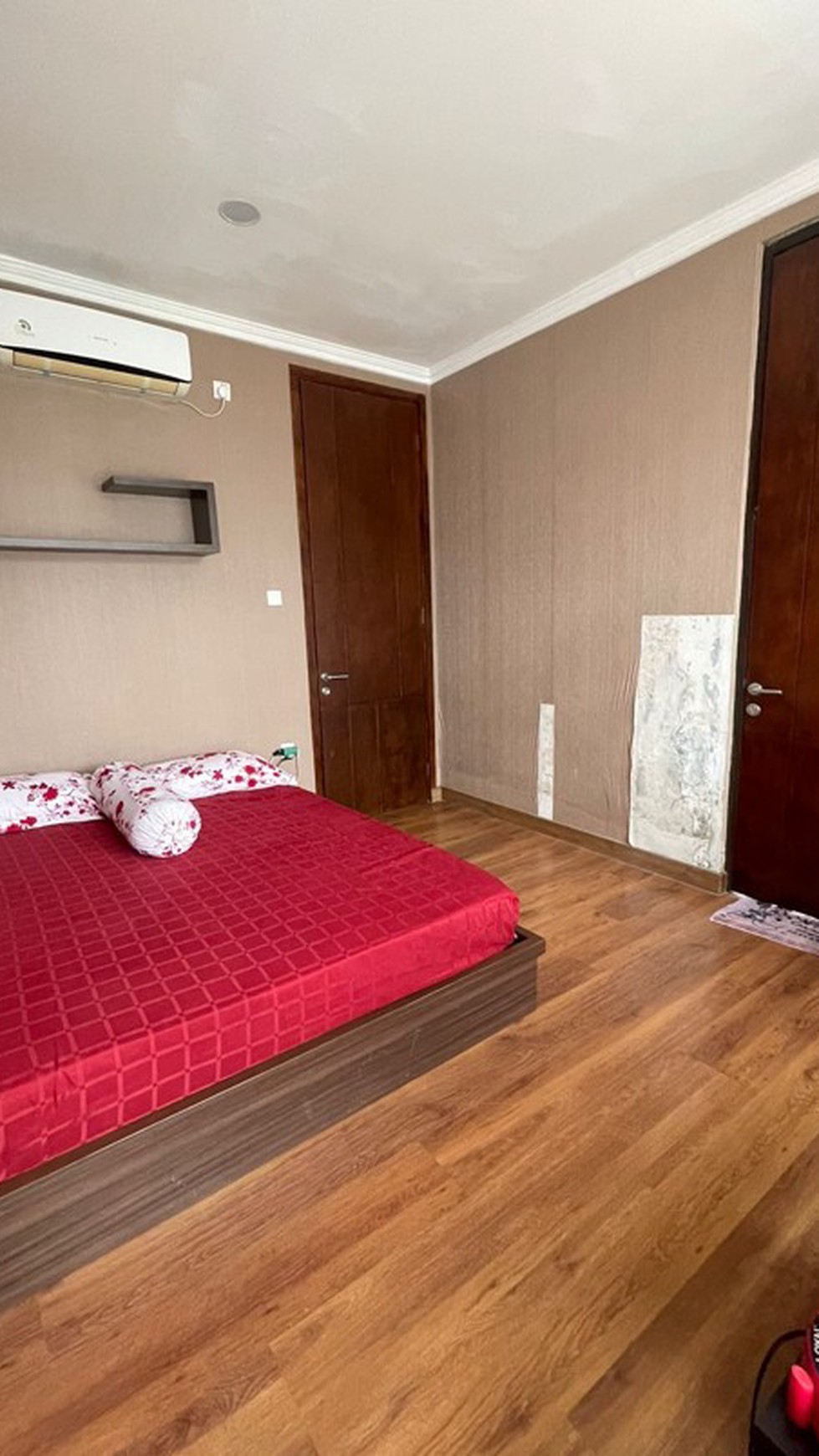 RUMAH CANTIK SEMIFURNISH DI DISCOVERY BINTARO JAYA SEKTOR 9, TANGERANG SELATAN