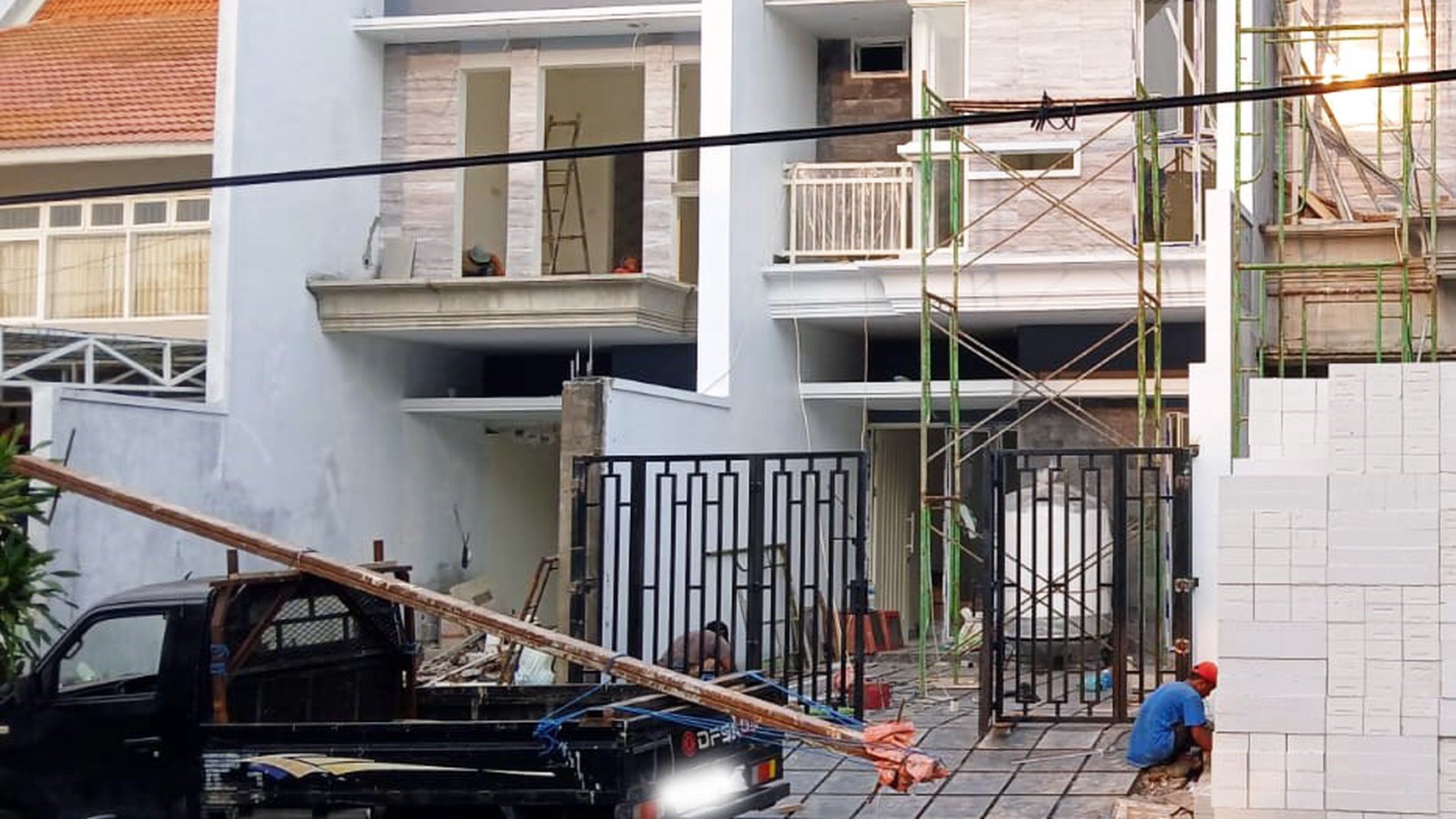 Rumah Baru Gress di Jemursari Selatan, 2 Lantai, Minimalis, Ready 2 unit Jejer lho... !!!
