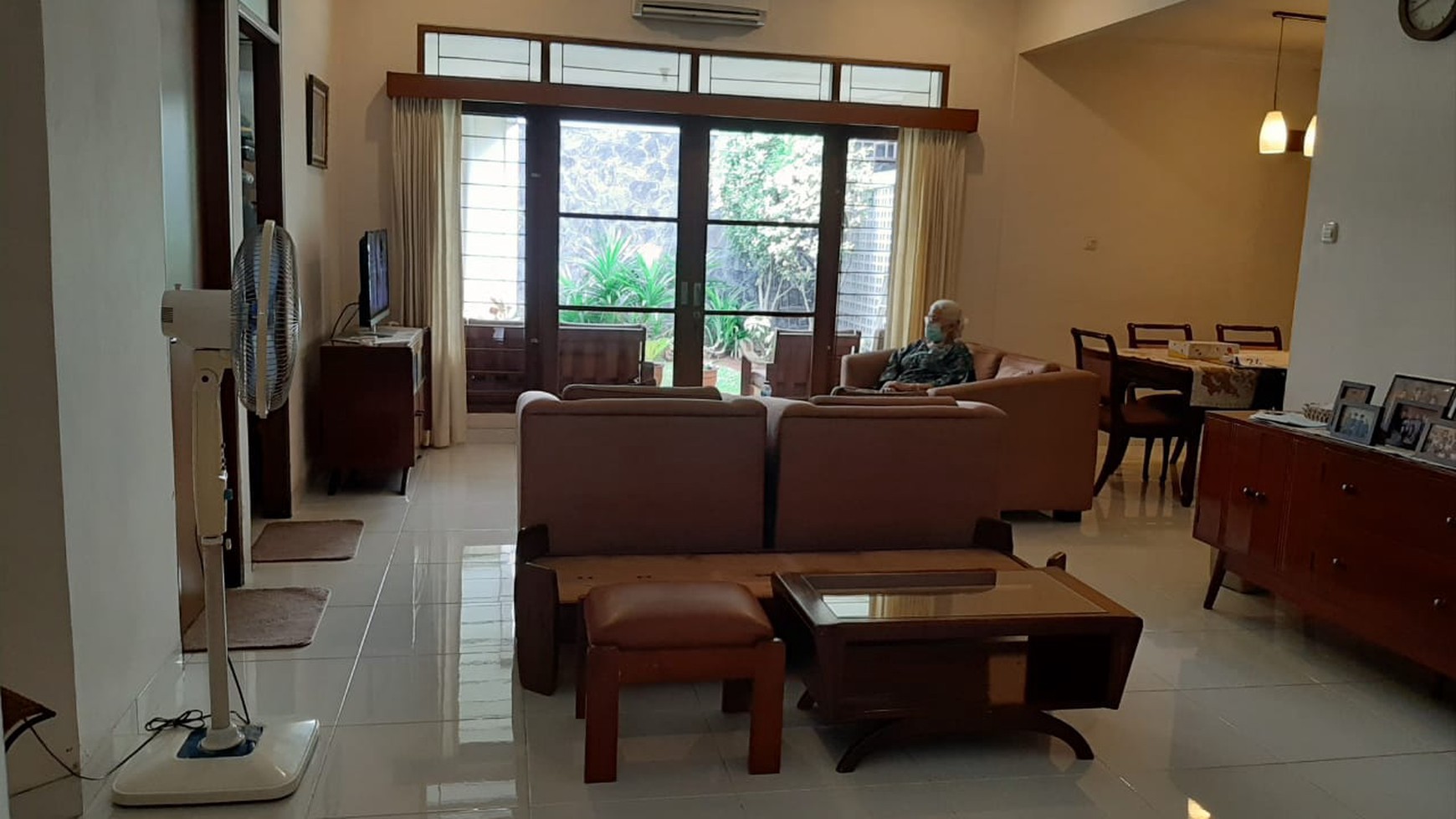 Cinere Megapolitan Luas 244m2 Dengan Halaman Depan dan Belakang