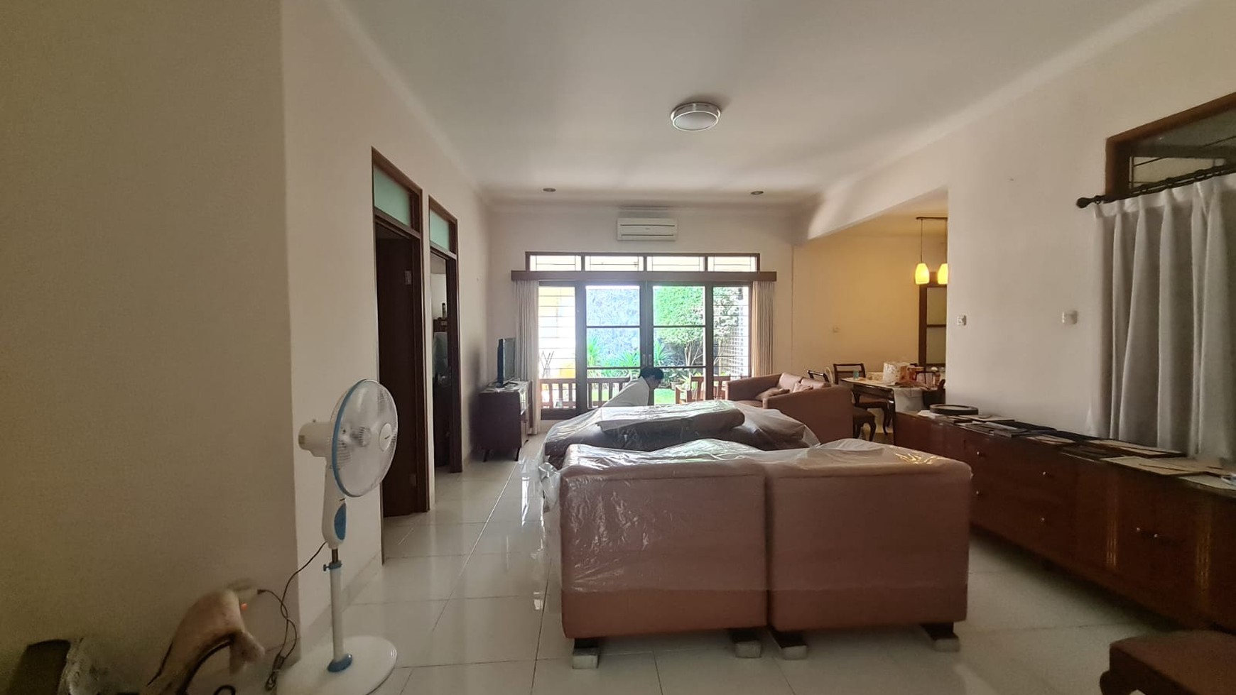 Cinere Megapolitan Luas 244m2 Dengan Halaman Depan dan Belakang