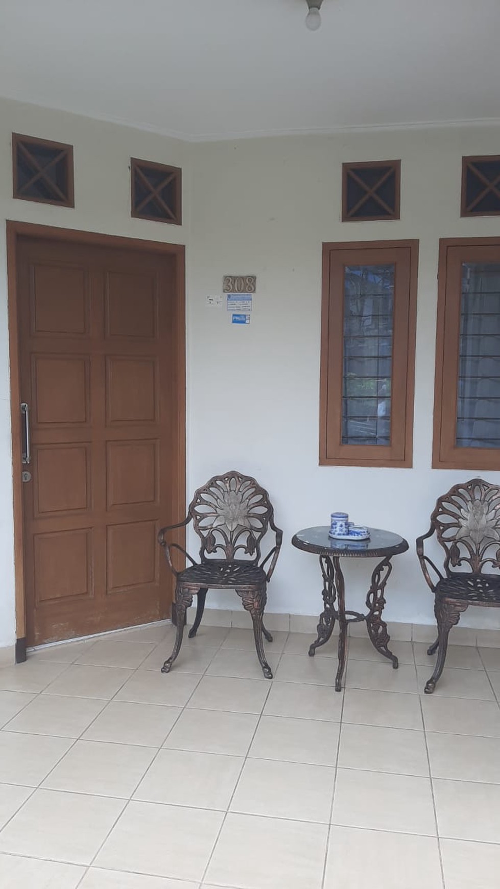 Cinere Megapolitan Luas 244m2 Dengan Halaman Depan dan Belakang