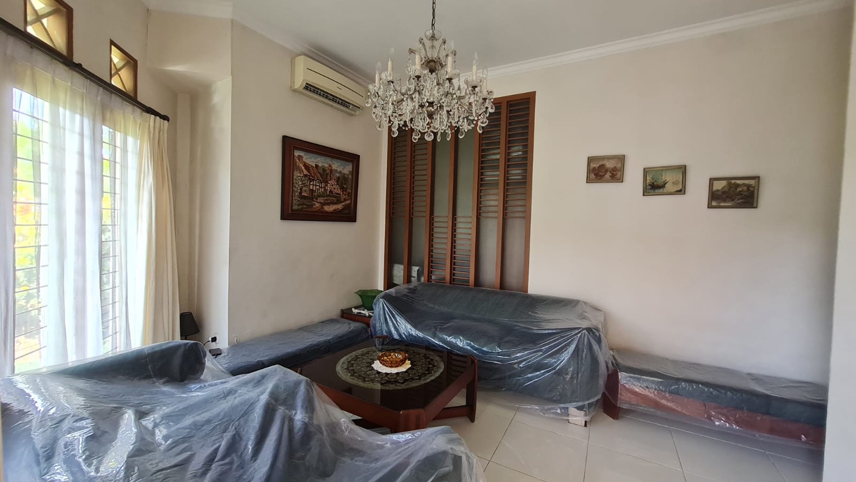 Cinere Megapolitan Luas 244m2 Dengan Halaman Depan dan Belakang