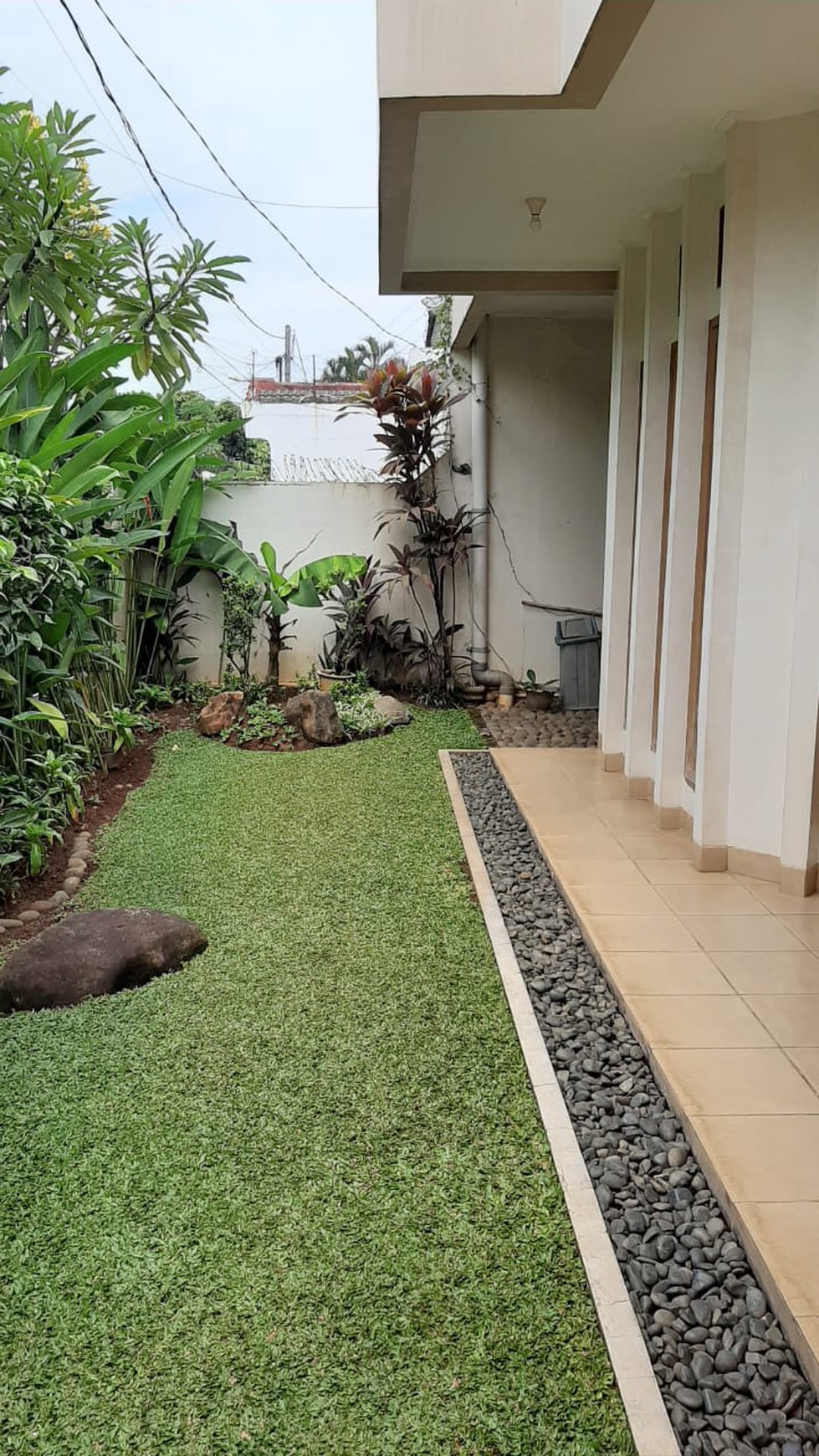 Cinere Megapolitan Luas 244m2 Dengan Halaman Depan dan Belakang