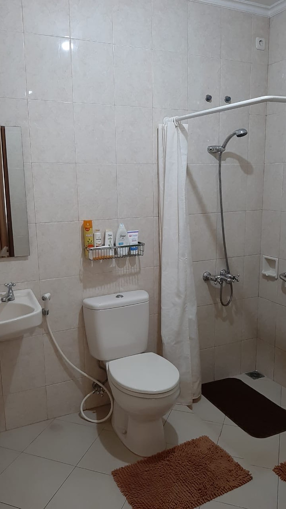 Cinere Megapolitan Luas 244m2 Dengan Halaman Depan dan Belakang