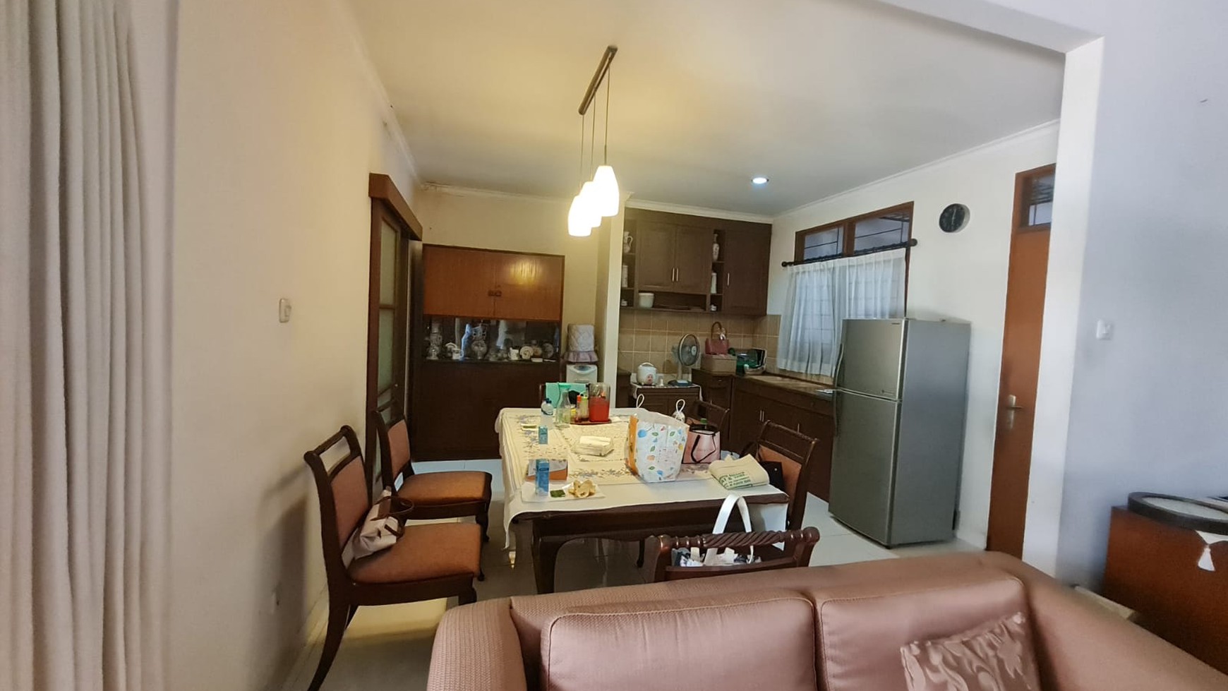 Cinere Megapolitan Luas 244m2 Dengan Halaman Depan dan Belakang