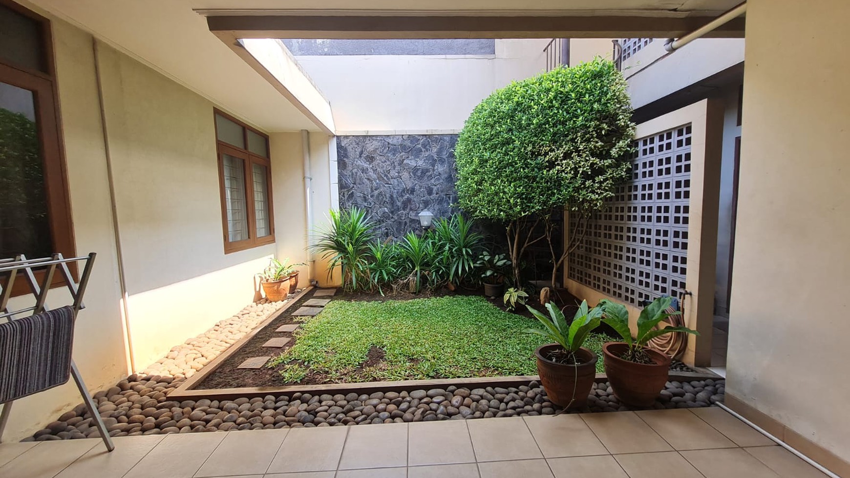 Cinere Megapolitan Luas 244m2 Dengan Halaman Depan dan Belakang