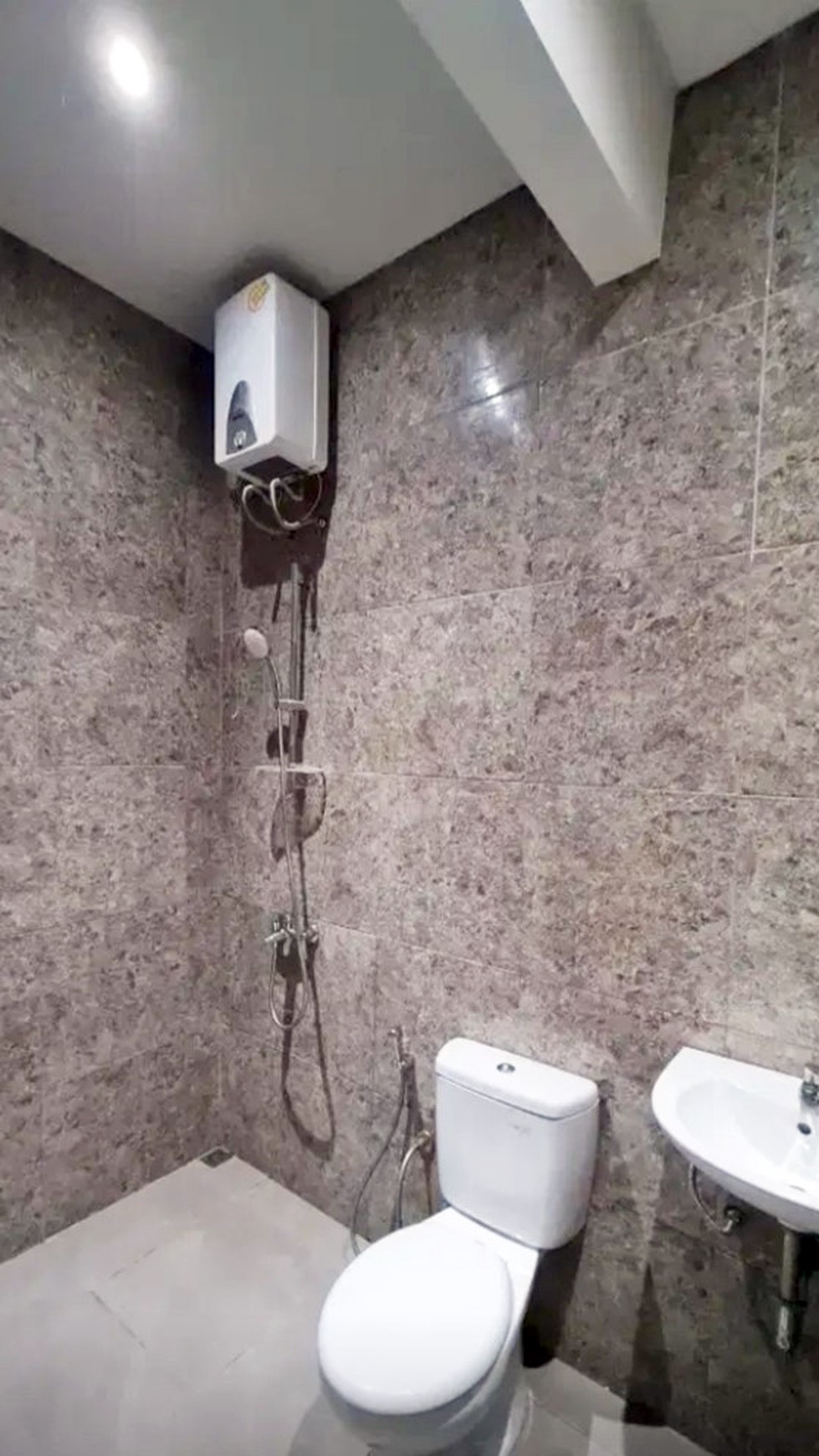 Rumah Baru Gress di Rungkut Asri Utara Surabaya Timur, Minimalis, 2 Lantai, Semi Furnished, SIAP HUNI !!!