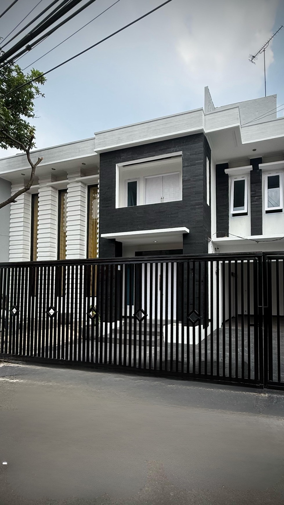 Rumah Modern Luas Bangunan 453 m2 di Margonda Raya - Lokasi Premium