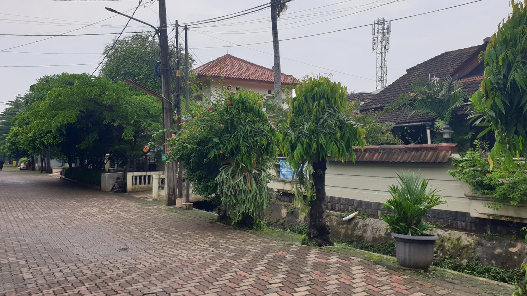 DIJUAL CEPAT Rumah Dalam Komplek 1 Gerbang masuk Keamanan 24 jam