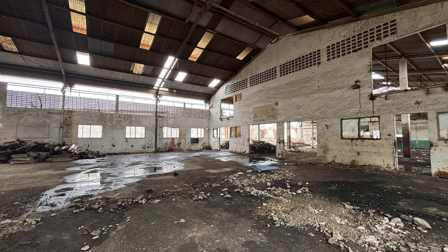 Ex Pabrik Gudang  Hanya Harga Tanah di Jl.Raya Thole Iskandar Sukmajaya Depok 