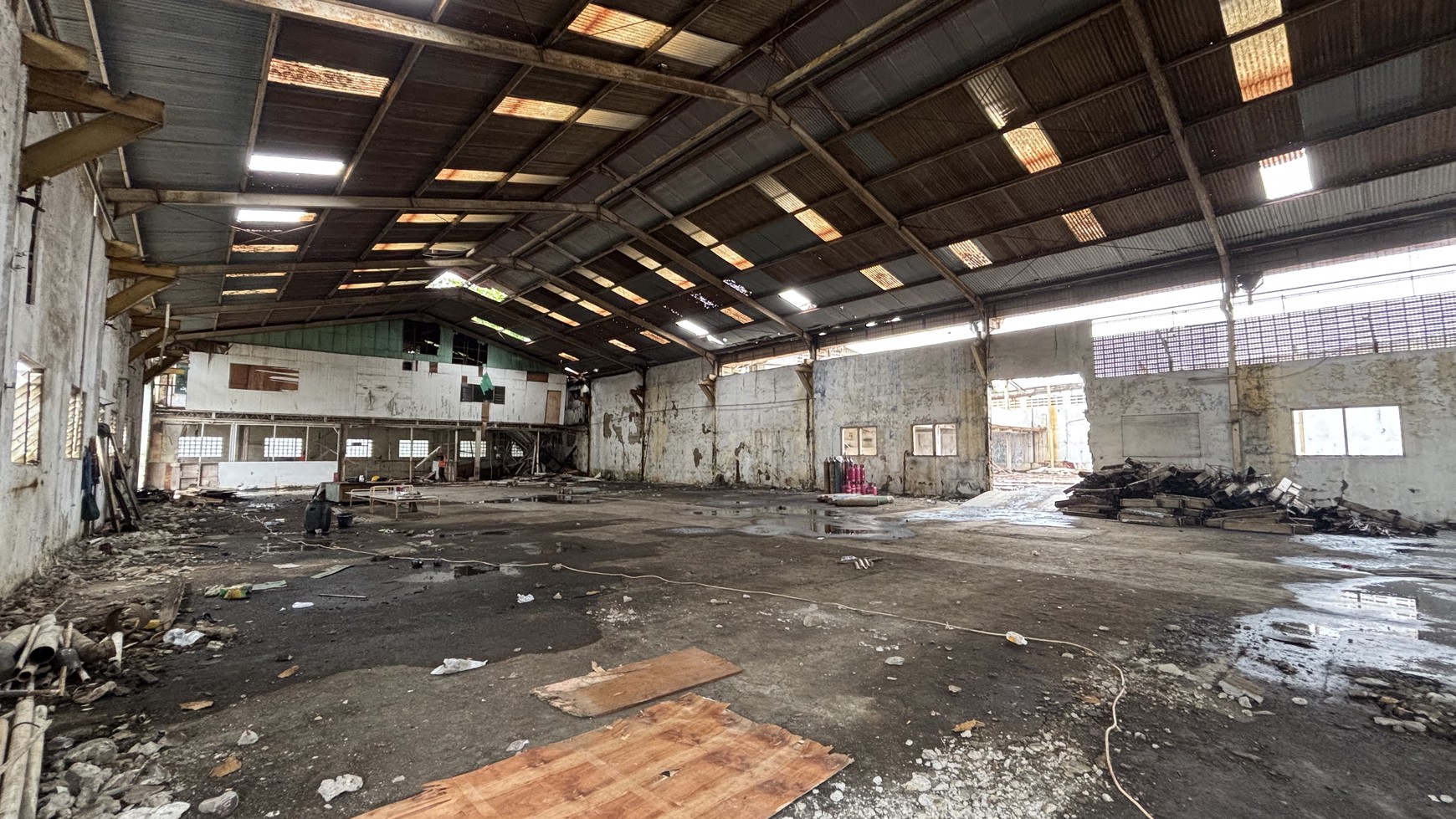 Ex Pabrik Gudang  Hanya Harga Tanah di Jl.Raya Thole Iskandar Sukmajaya Depok 