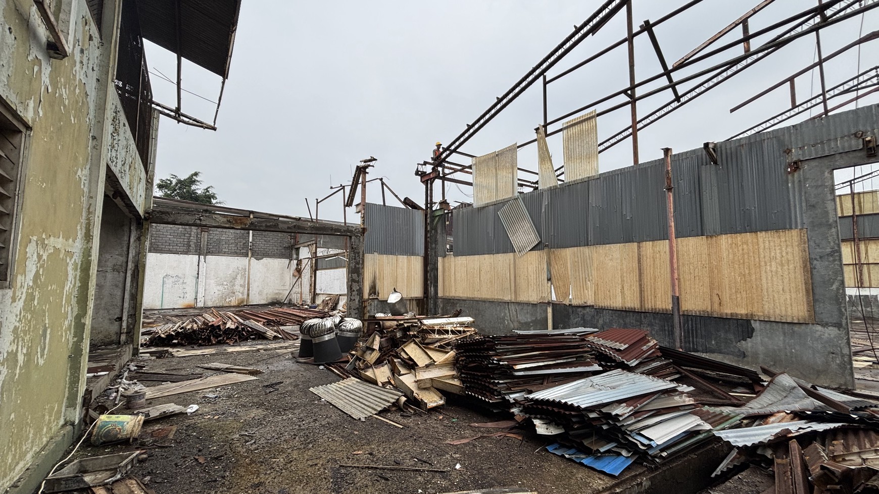 Ex Pabrik Gudang  Hanya Harga Tanah di Jl.Raya Thole Iskandar Sukmajaya Depok 