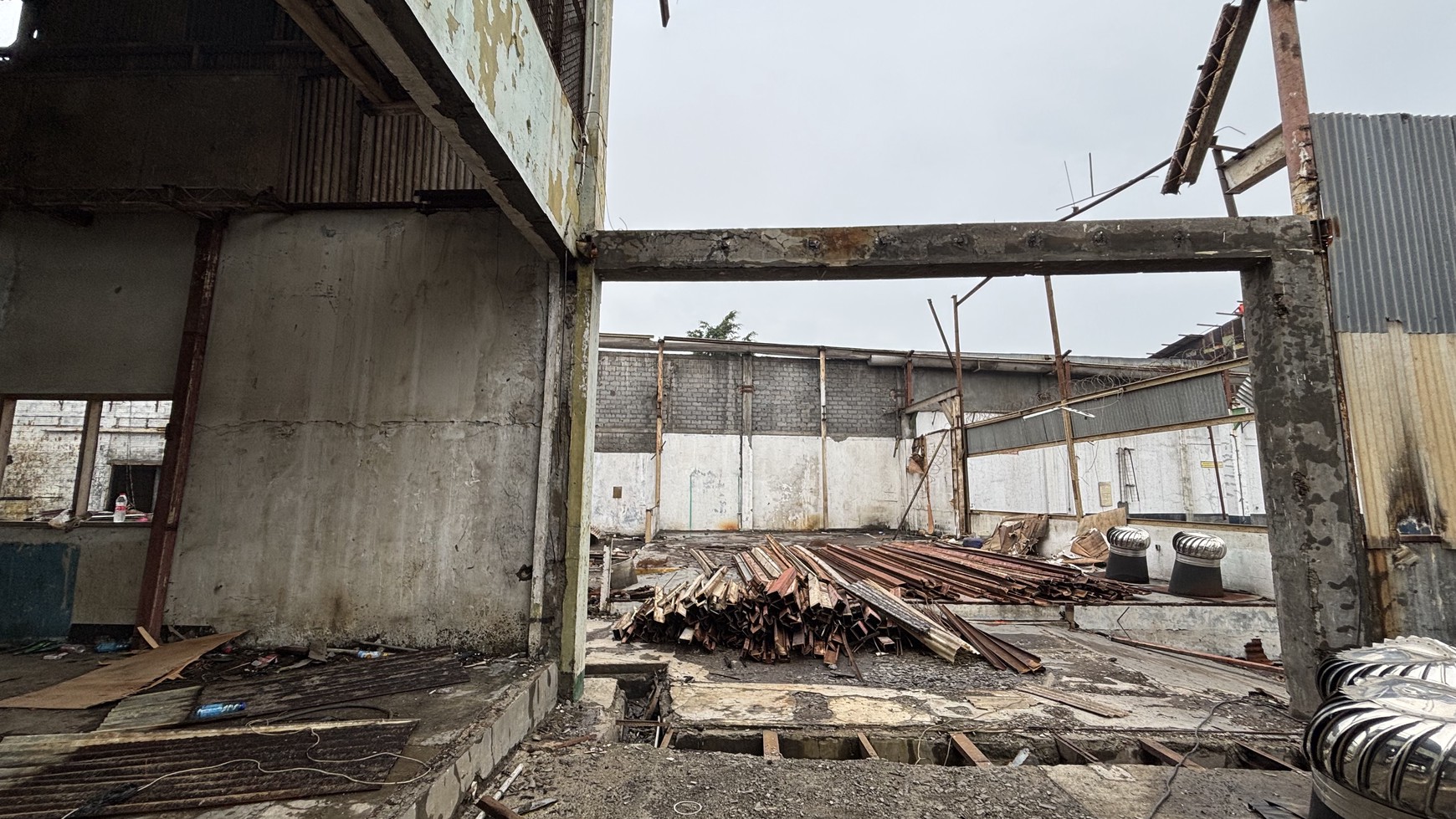 Ex Pabrik Gudang  Hanya Harga Tanah di Jl.Raya Thole Iskandar Sukmajaya Depok 