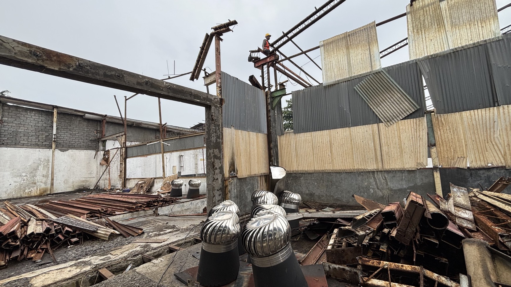 Ex Pabrik Gudang  Hanya Harga Tanah di Jl.Raya Thole Iskandar Sukmajaya Depok 