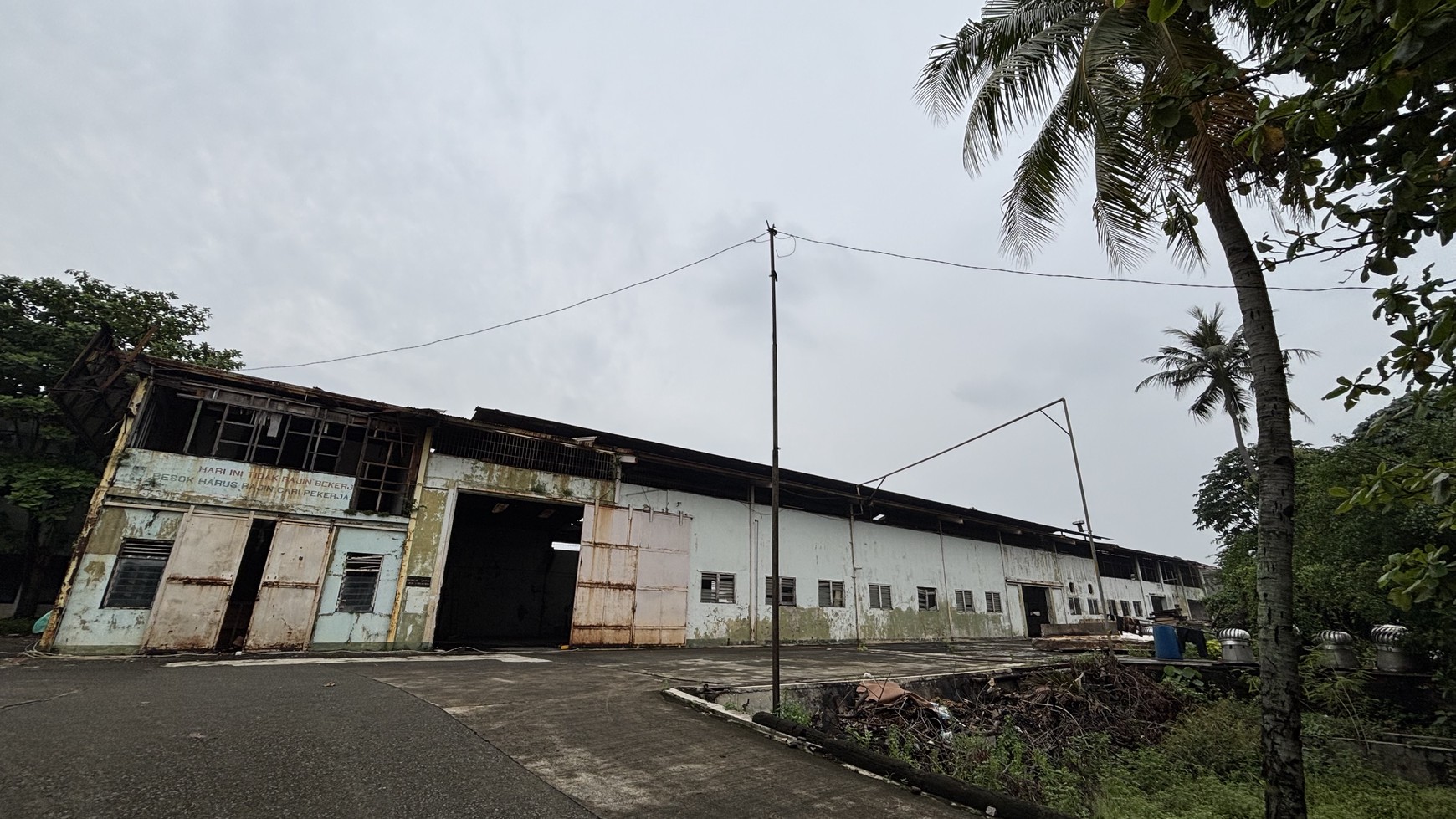 Ex Pabrik Gudang  Hanya Harga Tanah di Jl.Raya Thole Iskandar Sukmajaya Depok 