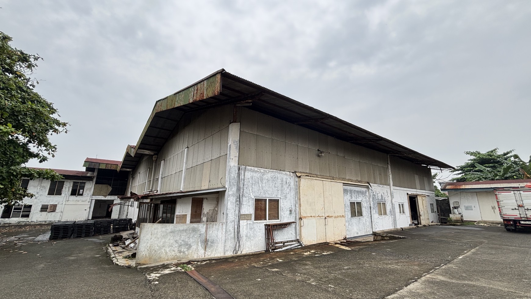 Ex Pabrik Gudang  Hanya Harga Tanah di Jl.Raya Thole Iskandar Sukmajaya Depok 