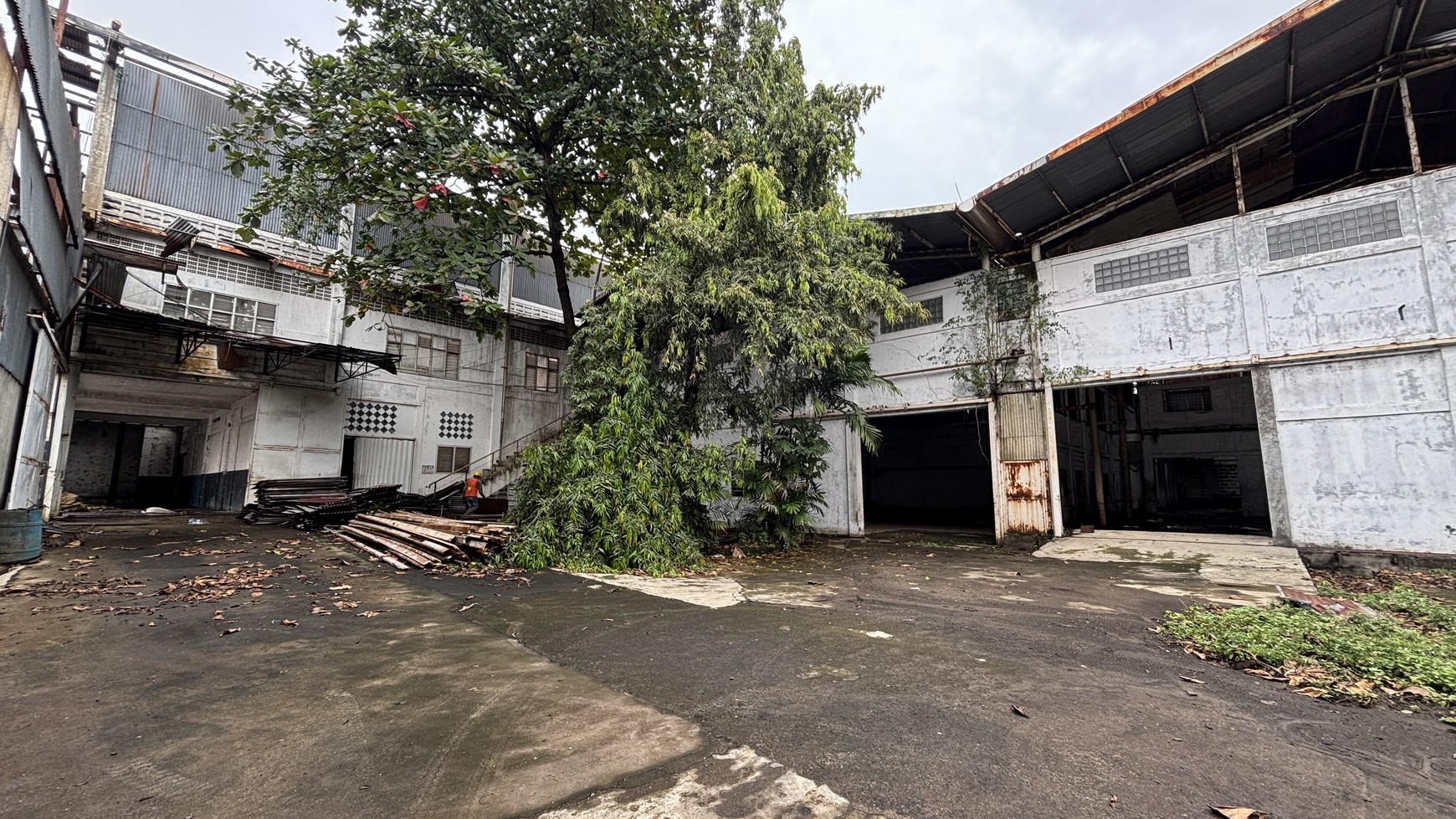 Ex Pabrik Gudang  Hanya Harga Tanah di Jl.Raya Thole Iskandar Sukmajaya Depok 