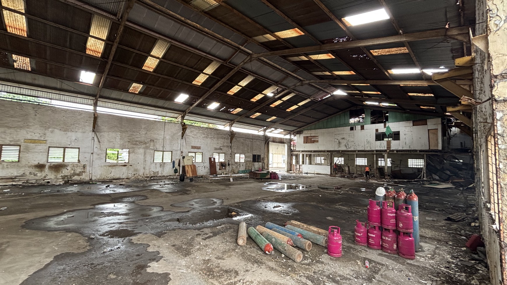 Ex Pabrik Gudang  Hanya Harga Tanah di Jl.Raya Thole Iskandar Sukmajaya Depok 