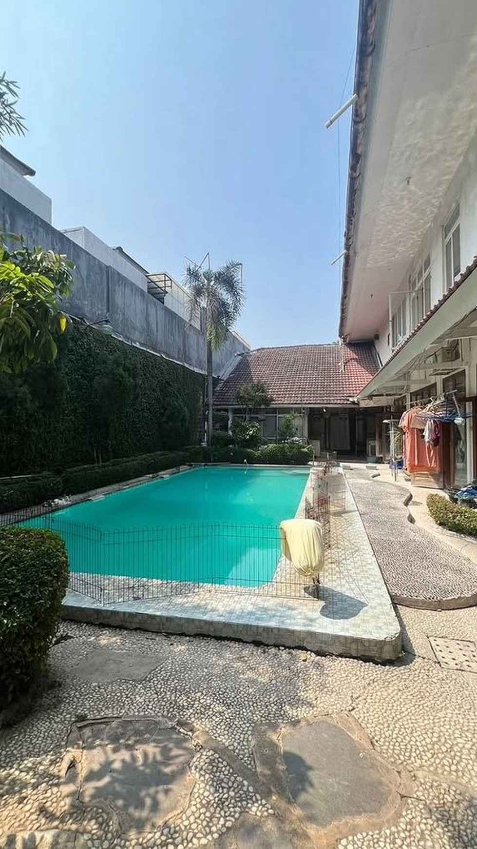 Dijual Rumah Ada Kolam Renang Kertajaya Indah Surabaya