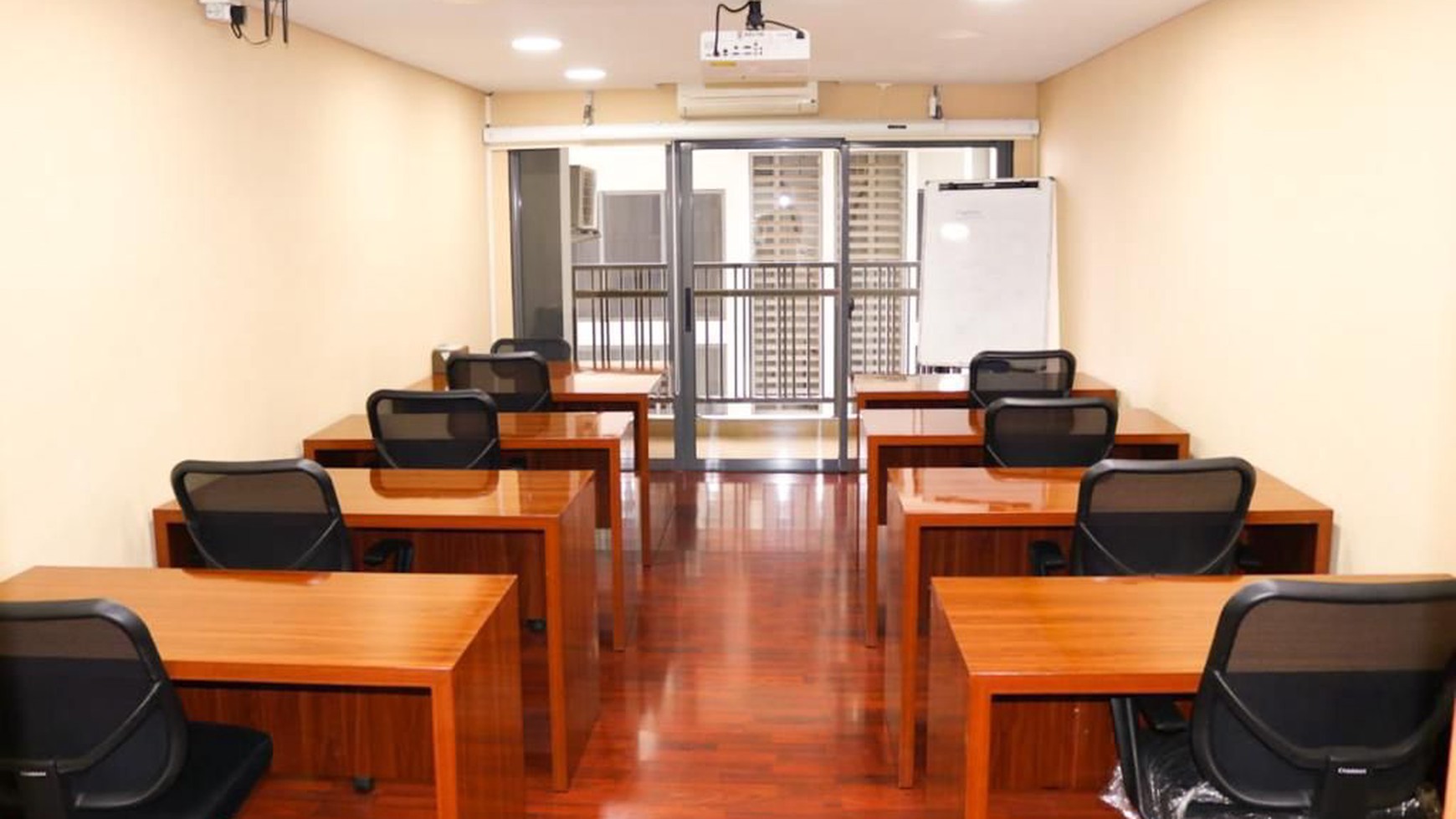 Apartemen SOHO Office Lantai 19 Full Renovation Full Furnish View Pancoran dan Kokas