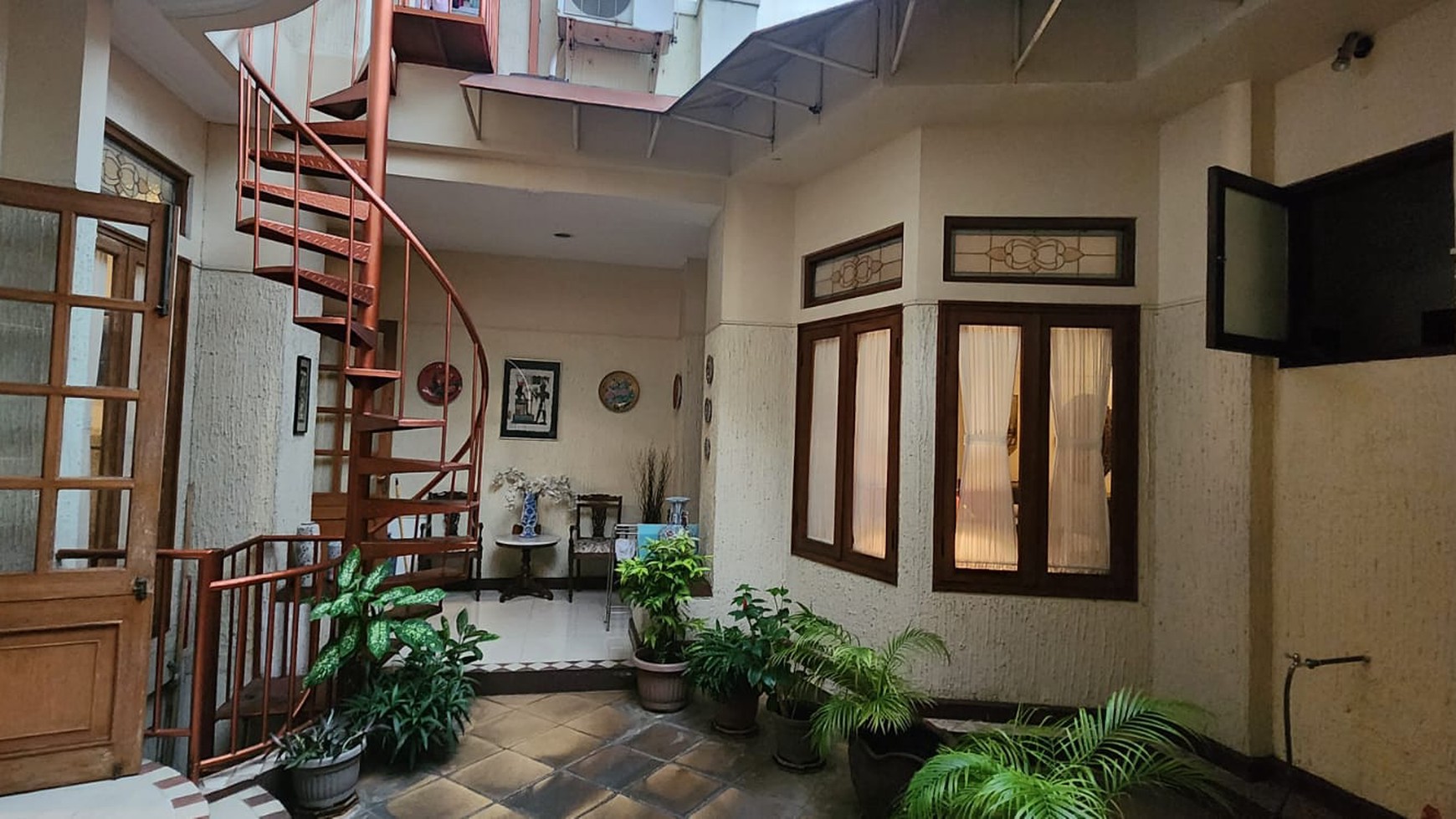 Rumah bagus, di kawasan Elite, siap huni di Pondok Indah