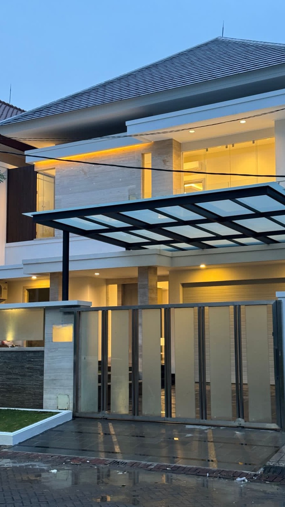 Dijual Rumah Baru Ada Kolam Renang di Dian Istana Residence Wiyung Surabaya