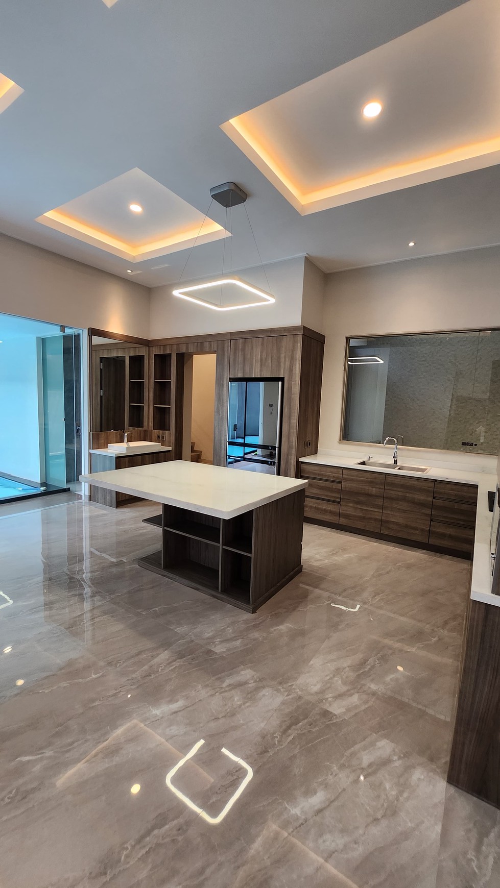 Dijual Rumah Baru Ada Kolam Renang di Dian Istana Residence Wiyung Surabaya