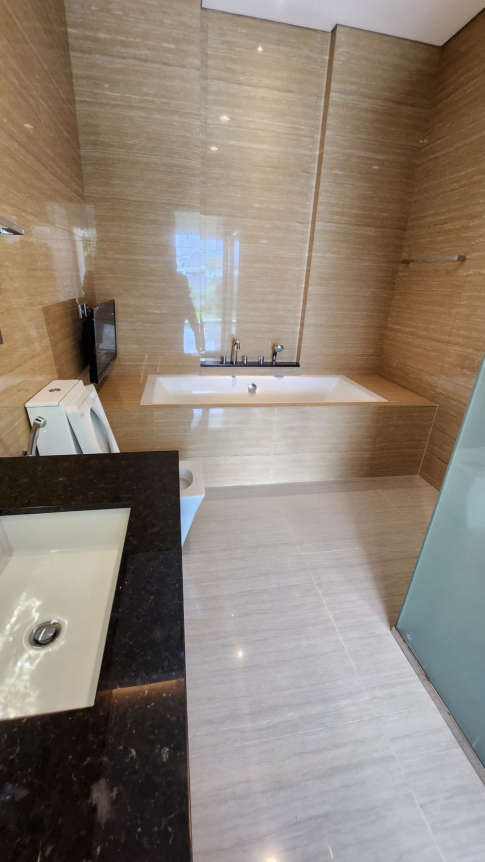 Dijual Rumah Baru Ada Kolam Renang di Dian Istana Residence Wiyung Surabaya