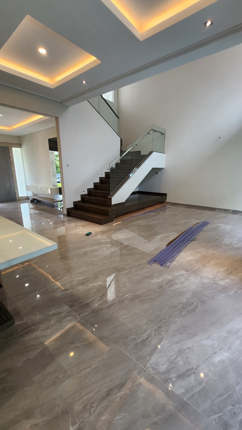 Dijual Rumah Baru Ada Kolam Renang di Dian Istana Residence Wiyung Surabaya