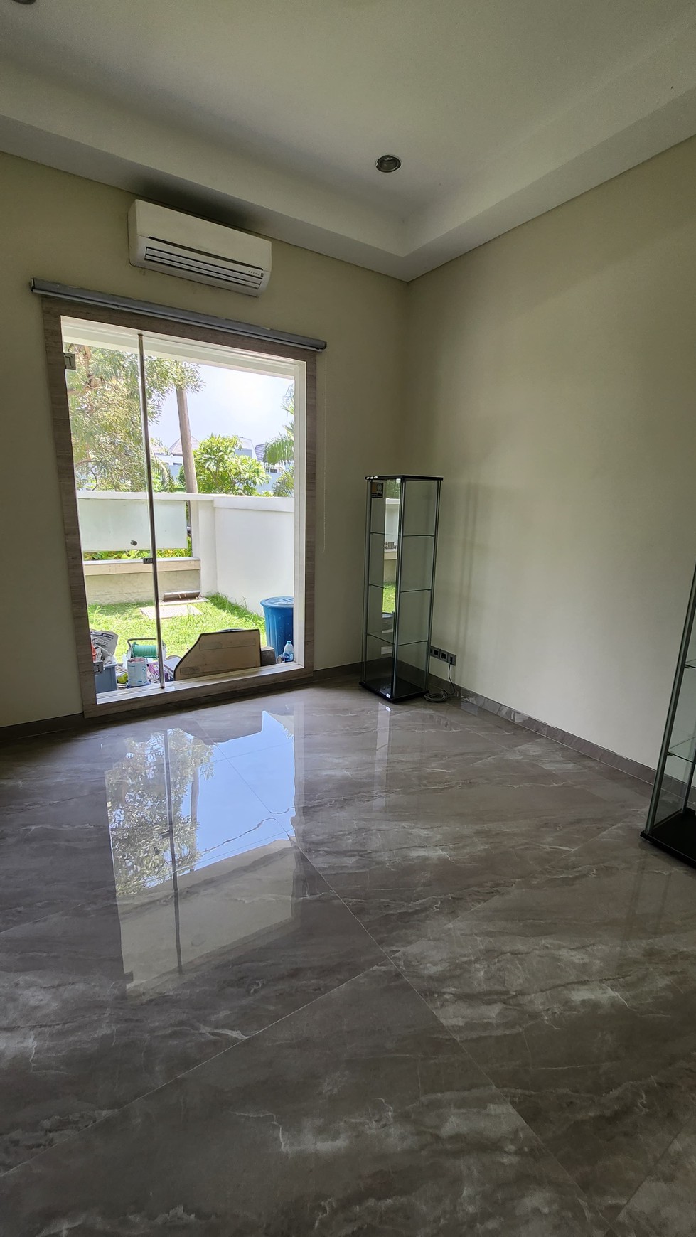 Dijual Rumah Baru Ada Kolam Renang di Dian Istana Residence Wiyung Surabaya