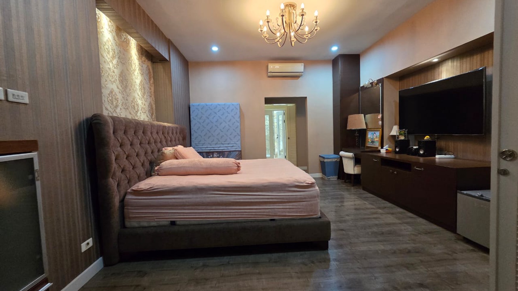 Rumah Luxury, Cantik, Lingkungan aman dan nyaman di Bintaro