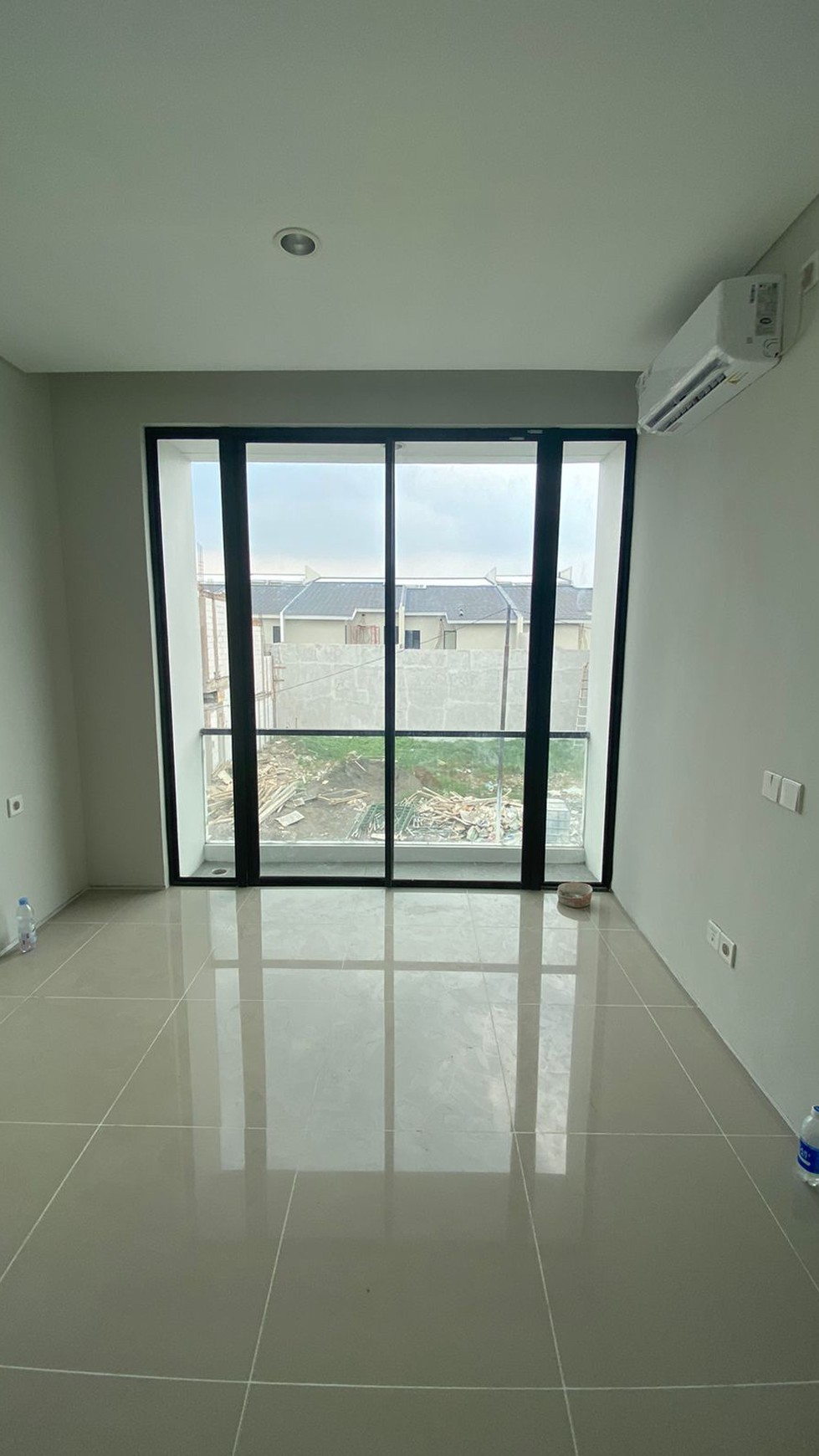 Disewakan Rumah Semi Furnish 3KT North West Central Citraland Surabaya