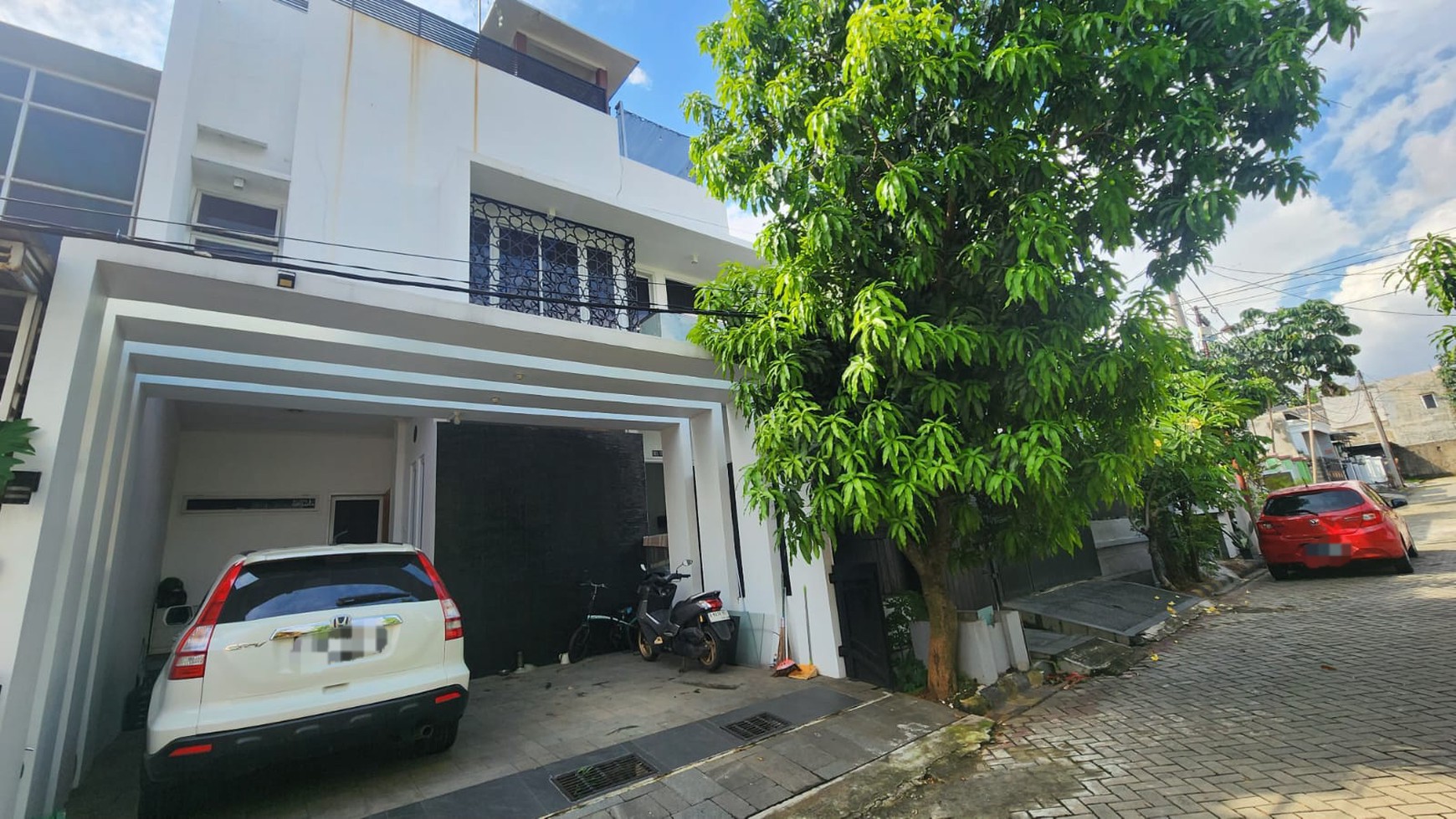 Rumah 3 Lantai Kokoh di Vila Nusa Indah V Bogor