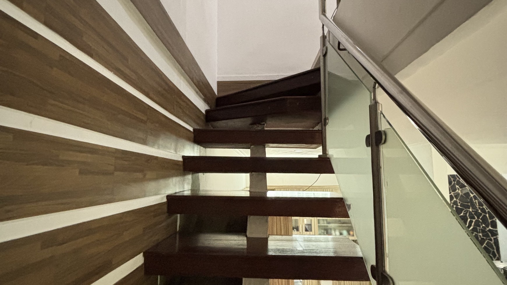 Rumah 3 Lantai Kokoh di Vila Nusa Indah V Bogor