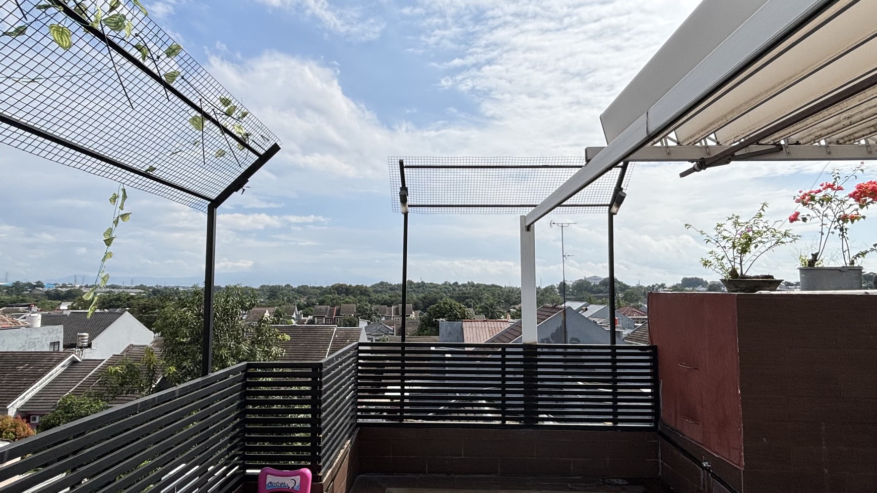 Rumah 3 Lantai Kokoh di Vila Nusa Indah V Bogor