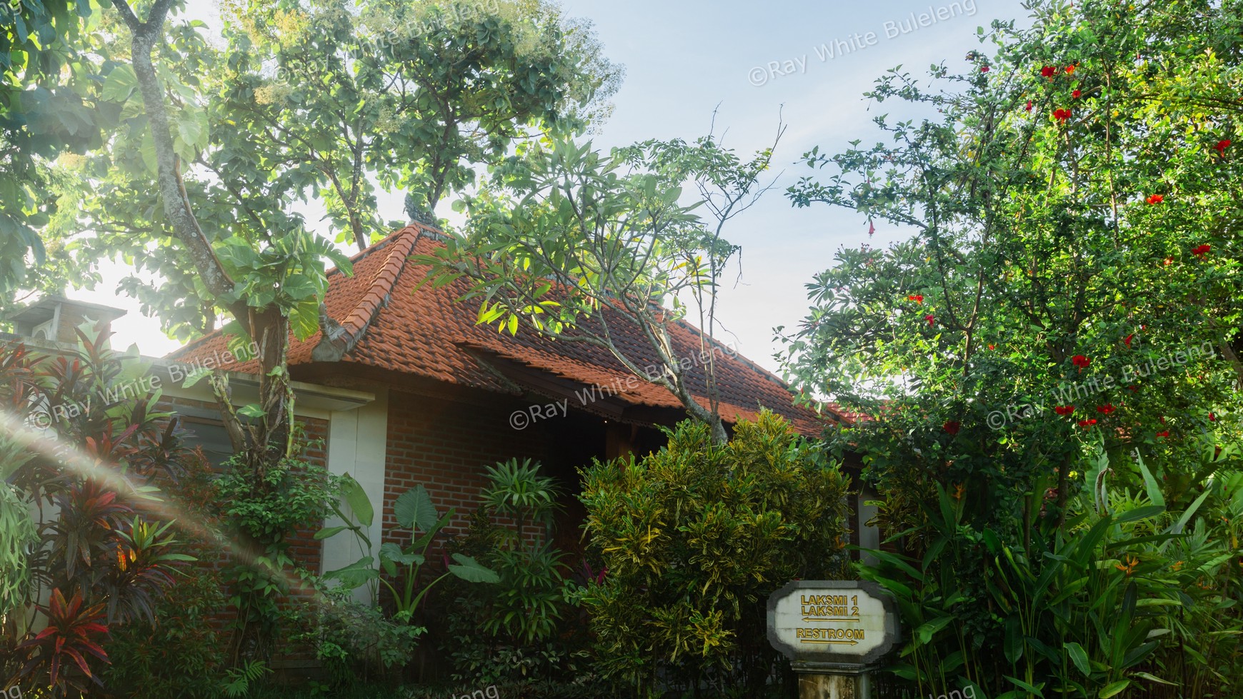 Hotel, Bar and Restaurant with Traditional and Modern Style