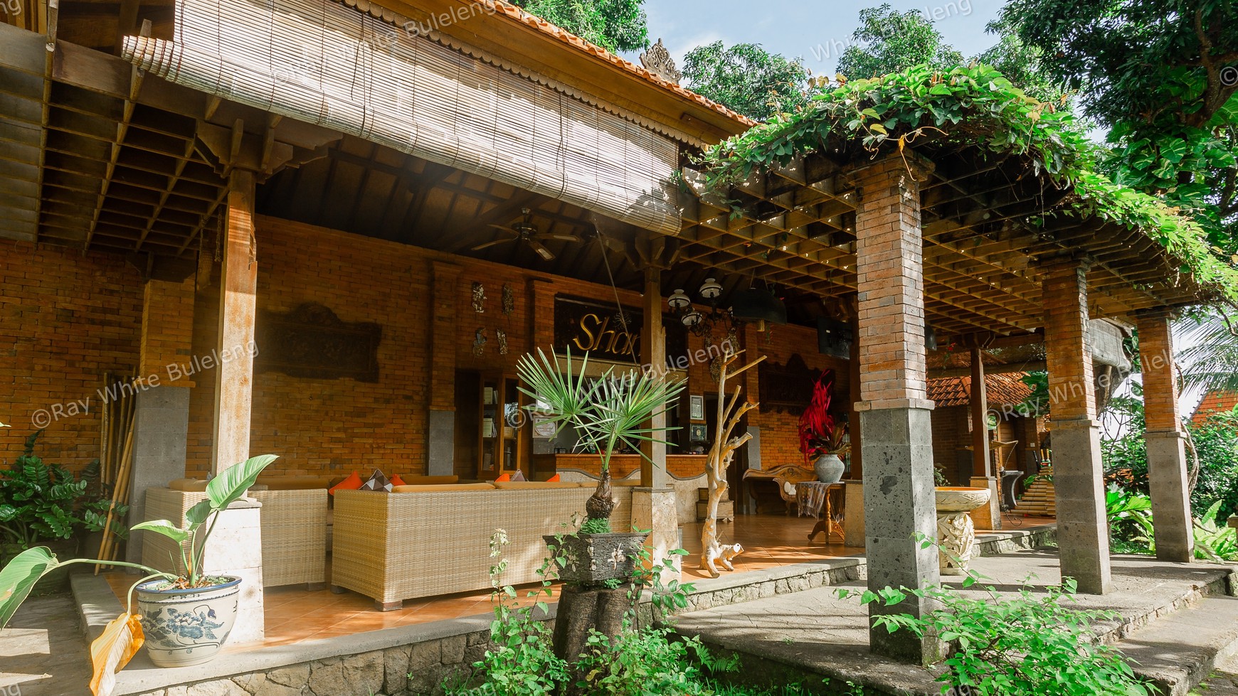 Hotel, Bar and Restaurant with Traditional and Modern Style