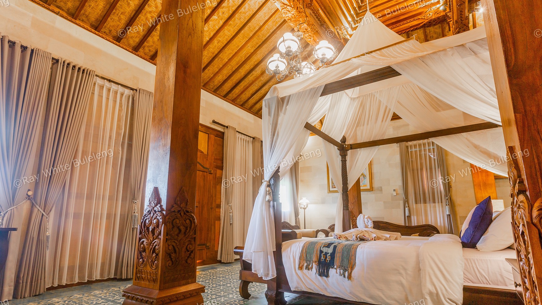 Hotel, Bar and Restaurant with Traditional and Modern Style