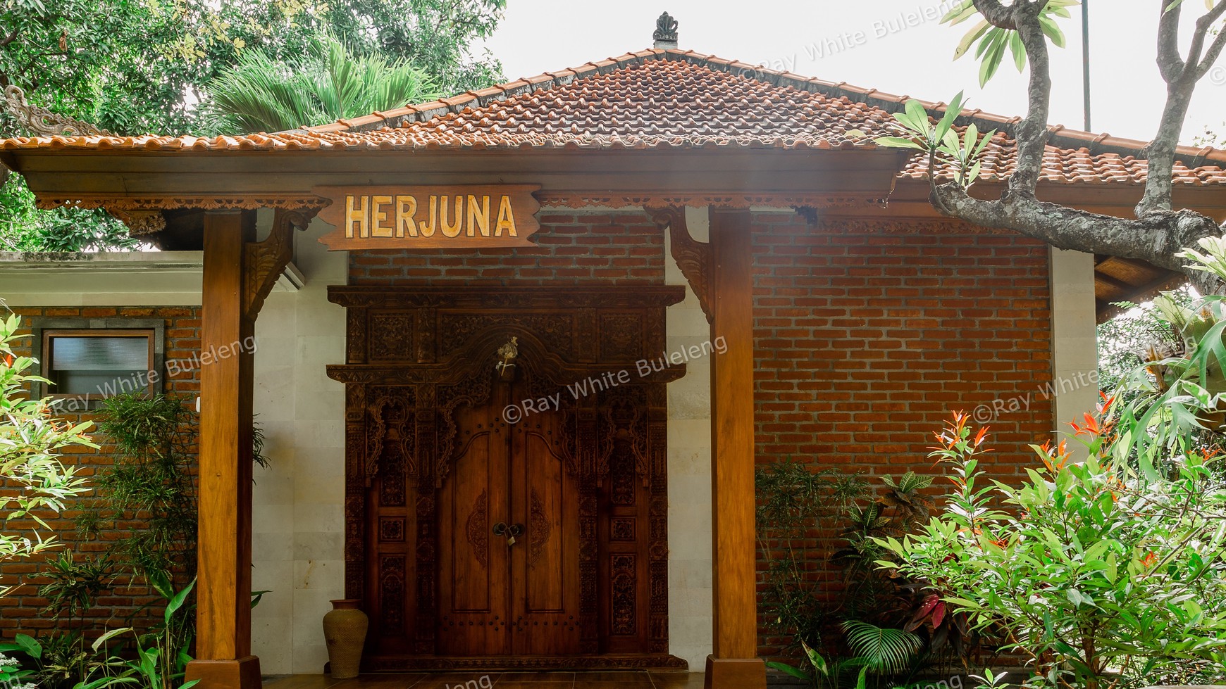 Hotel, Bar and Restaurant with Traditional and Modern Style