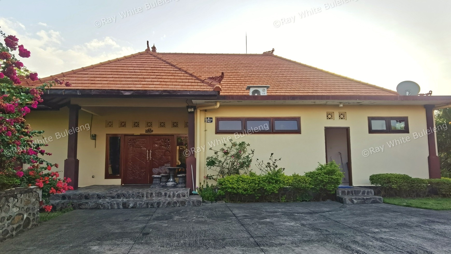 Villa with stunning sunset view for sale