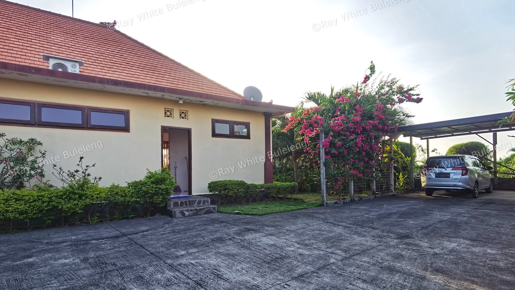 Villa with stunning sunset view for sale