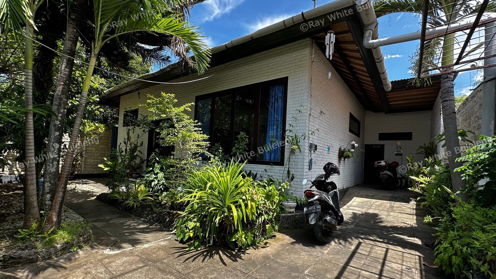 BEAUTIFUL BLUE VILLA FOR SALE